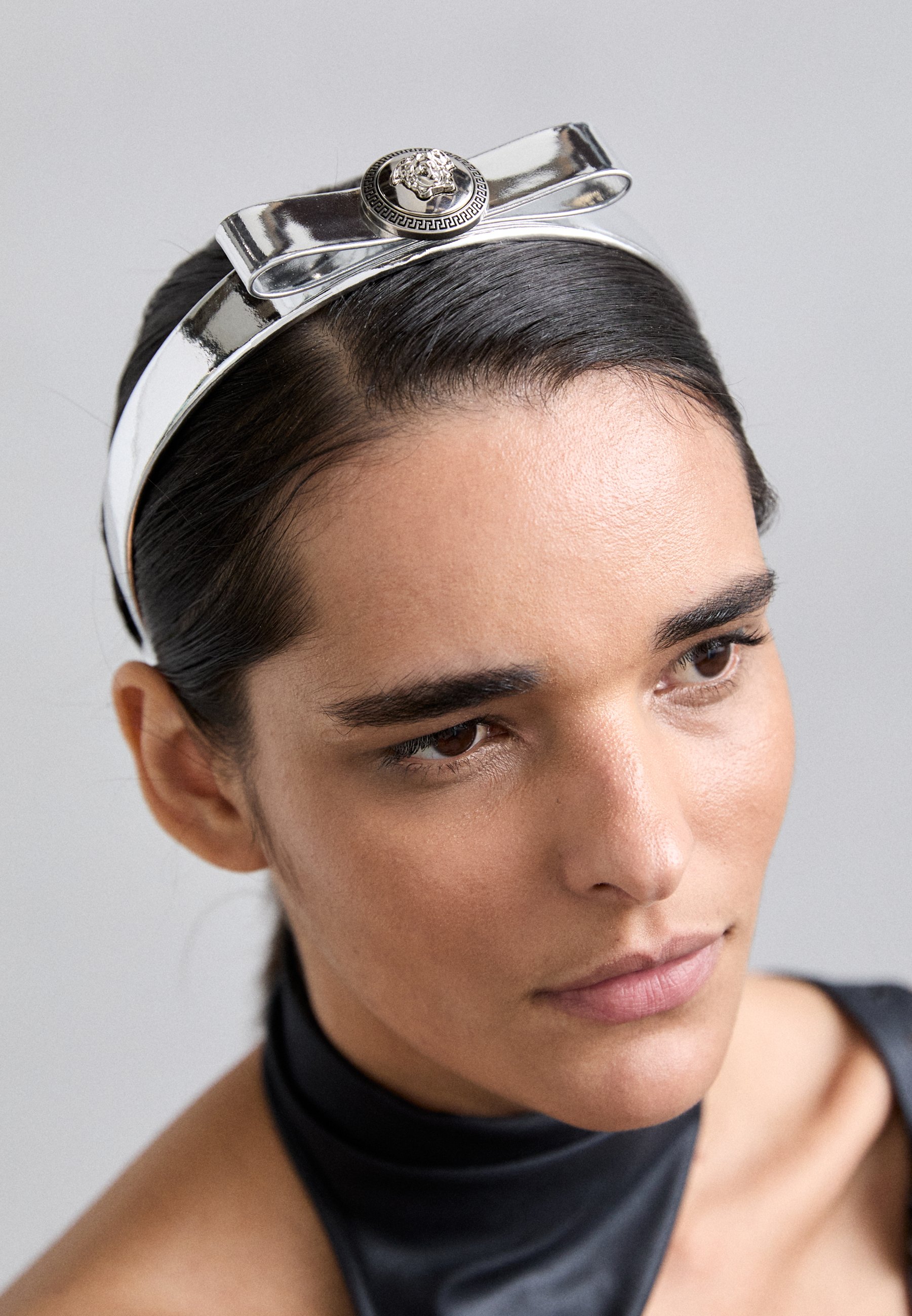 ヘアアクセサリー Medusa Headband - Versace - Satin - Black 関税込み】Medusa Headband - Versace - Satin - Black Medusa