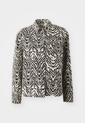 Zebra-gestreepte jas in zwart en crème met lange mouwen, een kraag en knoopsluitingen; heeft één borstzak en een gestructureerde stof.