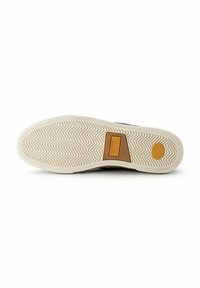 Schoenen zool in een lichtbruine kleur met een visgraatprofiel, een bruine logo-patch en afgeronde randen voor een verbeterde grip.