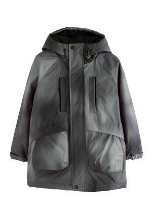 Veste imperméable grise avec capuche, dotée de deux grandes poches avant, d'une fermeture éclair et d'un tissu texturé avec une finition mate.