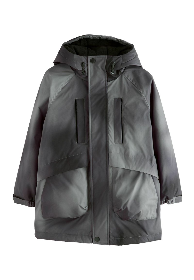 Veste imperméable grise avec capuche, dotée de deux grandes poches avant, d'une fermeture éclair et d'un tissu texturé avec une finition mate.