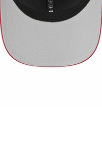 Cap mit grauem flachem Schirm, schwarzem Panel und roten Akzenten. Verfügt über Stickdetails entlang des Schirms und ein strukturiertes Innenband.