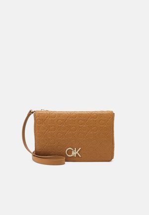 Clutch de cuero marrón con patrón de logo en relieve, cierre de cremallera y correa de muñeca desmontable. Presenta herrajes en tono dorado y una textura suave.