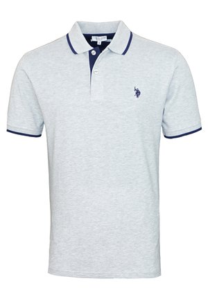 Polo gris clair à manches courtes avec bordure bleu marine au col et aux manches, deux boutons et un petit logo bleu marine sur la poitrine gauche.