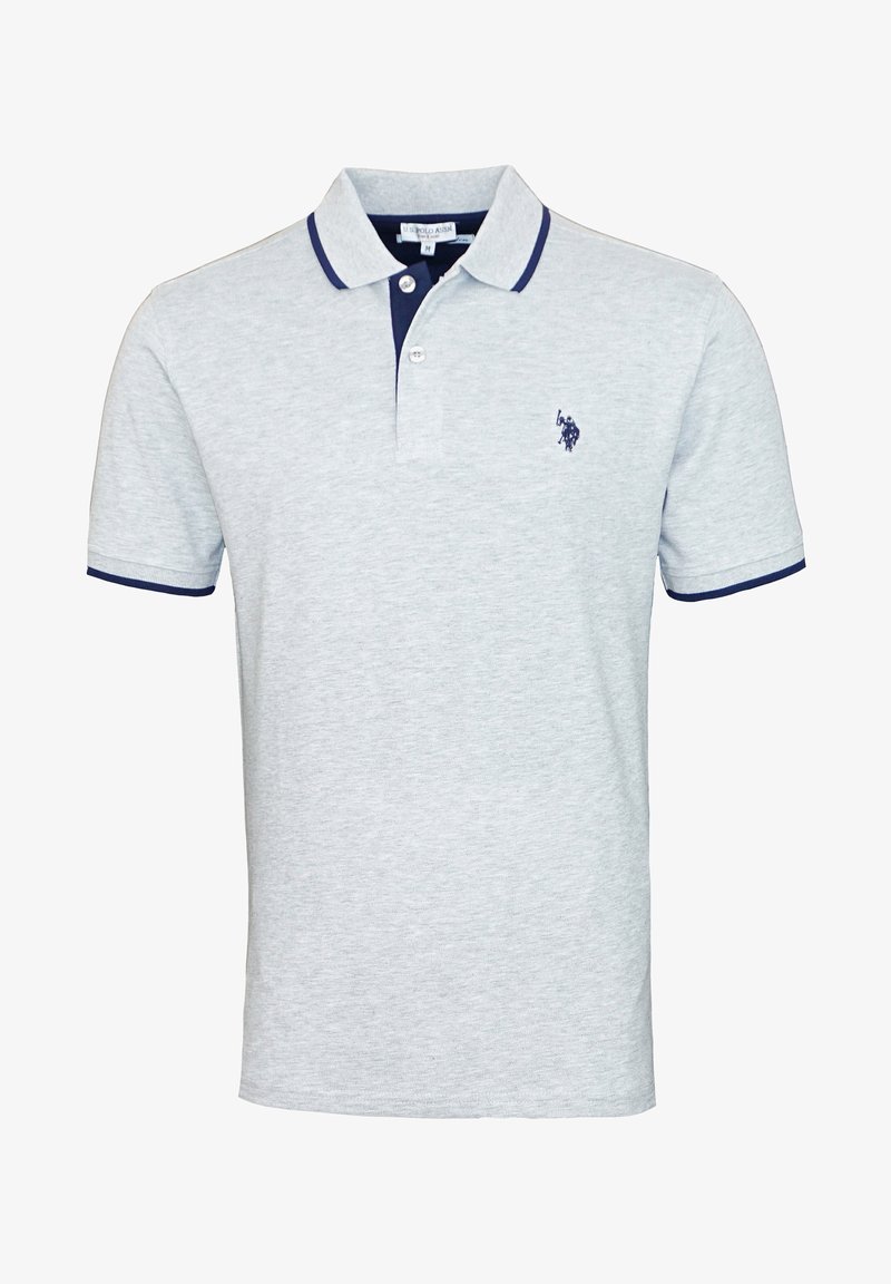 Polo gris clair à manches courtes avec bordure bleu marine au col et aux manches, deux boutons et un petit logo bleu marine sur la poitrine gauche.