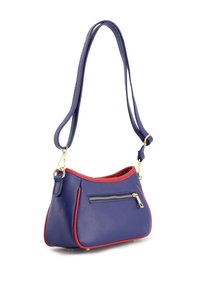 Lila Leder Schultertasche mit roten Akzenten, Reißverschlusstasche auf der Vorderseite, verstellbarem Trageriemen und goldenen Hardware-Details. Kompakte und geschwungene Form.