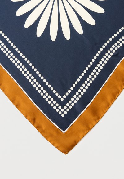 Καθημερινό μπλε σκούρο φουλάρι με λευκή διακοσμητική κουκκίδα και σχέδιο λουλουδιού, φινιρισμένο με κίτρινη μουσταρδί άκρη.