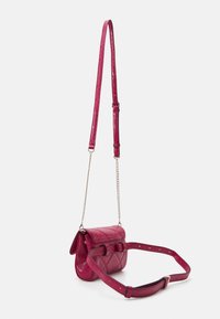 Lille crossbody taske i lyserødt quiltet laklæder, justerbar rem med kædedetaljer, klaplukning og spænde foran.