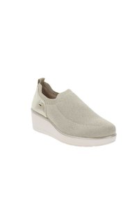 Scarpa slip-on beige con tomaia in maglia, superficie texturizzata e suola a zeppa bianca. Presenta un'etichetta ad arco sul tallone per una facile calzata.