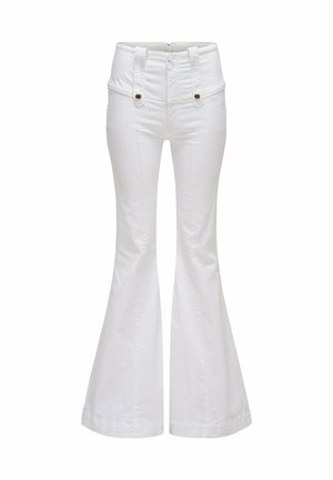 Pantalon blanc évasé taille haute avec une large ceinture, fermeture double bouton, et bretelles décoratives avec boutons à l'avant.