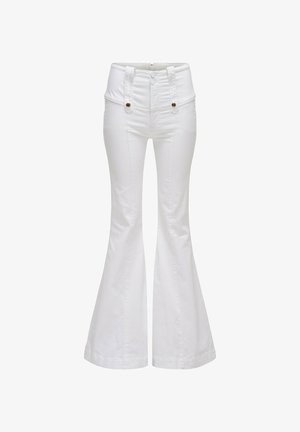 Pantalon blanc évasé taille haute avec une large ceinture, fermeture double bouton, et bretelles décoratives avec boutons à l'avant.