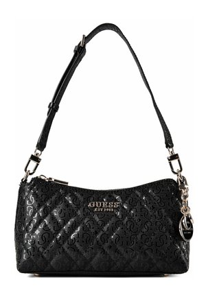 Schwarze gesteppte Guess Schultertasche mit verstellbarem Riemen, metallischem Logo und Anhängern, Reißverschluss und subtiler Musterstruktur.