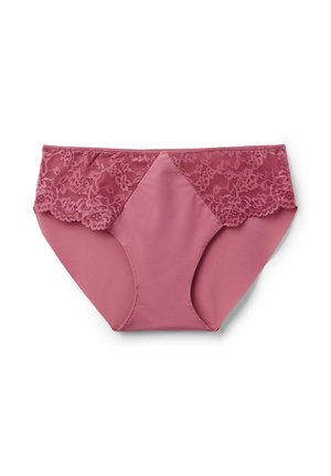 Ropa interior femenina rosa con paneles de encaje floral y tela suave sobre fondo blanco, vista desde arriba.