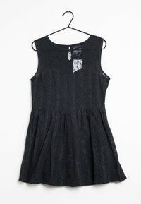 Schwarzes ärmelloses Kleid mit Spitzenakzenten, tailliertem Oberteil und schwingendem Rock. Schlüssel-Öffnung am Rücken und ein transparenter Einsatz vorne.