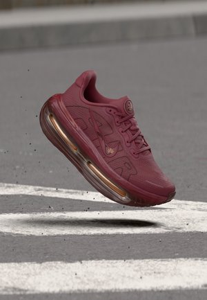 Nike Performance, VOMERO PREMIUM GG - Обувки за бягане по асфалт - pink smoke/metallic red bronze/mystic dates