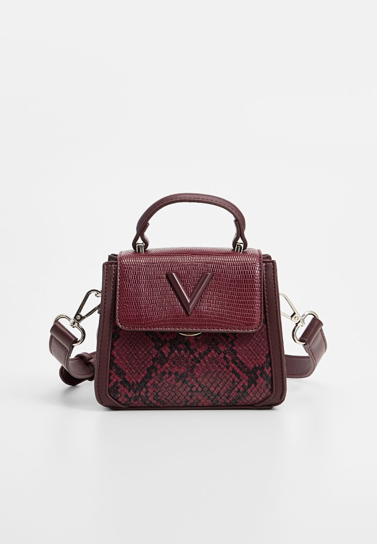 Sac à main bordeaux avec motif serpent texturé ; dispose d'une poignée supérieure et d'une bandoulière amovible ; orné d'un logo "V" bien en vue.