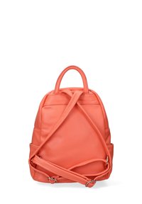 Koraal leren rugzak met een gestructureerde afwerking, gebogen bovenkant, twee zijzakken en verstelbare banden die kruisen op de rug.