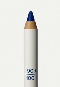 Ołówek kolorowy z niebieskim końcówką, białym korpusem z teksturowaną powierzchnią oraz nadrukowanym tekstem "90+ / 100" w niebieskim kolorze. W kształcie stożka o graduacji.