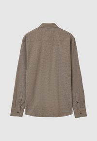 Camicia marrone a maniche lunghe con colletto classico, polsini abbottonati e cucitura posteriore dritta, esposta su uno sfondo grigio chiaro.