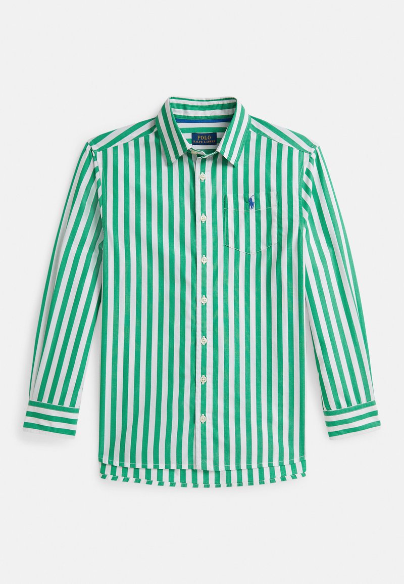 Chemise à rayures vertes et blanches avec col et boutons, comportant un petit logo bleu sur la poche poitrine et des manches longues avec des poignets contrastants.