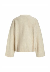 Suéter de punto beige con textura acanalada, diseño corto, mangas anchas y cuello con muesca. Sin herrajes ni adornos visibles.