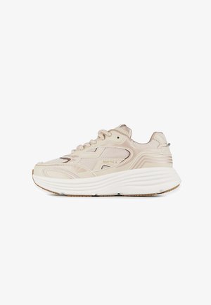 Baskets de sport beige clair avec semelle blanche épaisse, détails en mesh et cuir, marquées "SMITH X" sur le côté, et lacets beige.