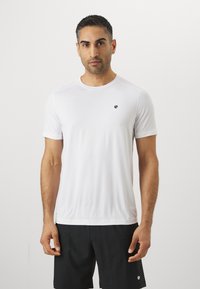 Weißes Kurzarm-Sport-T-Shirt aus glattem Stoff, mit einem kleinen schwarzen Logo auf der linken Brust und einem lockeren Schnitt.