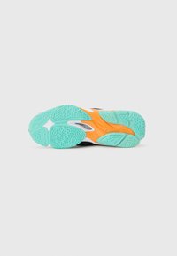 Talpa de încălțăminte sport multicolor, cu o bază de cauciuc turcoaz, accente portocalii și modele texturate pentru aderență. Nu există brand vizibil.