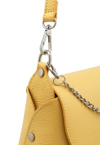 Borsa a tracolla gialla in pelle con finitura texturizzata, dotata di una tracolla in catena metallica e dettagli in metallo argentato. Include una chiusura a bottone a pressione.