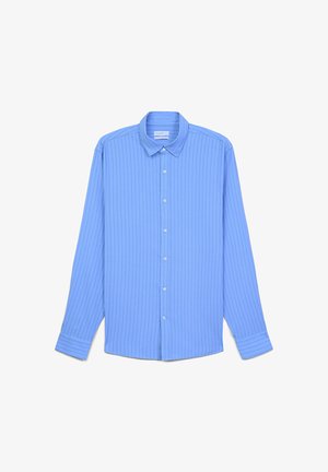 Camicia a maniche lunghe azzurro chiaro con righe verticali, apertura frontale con bottoni e colletto. Tessuto morbido e design a vestibilità normale.