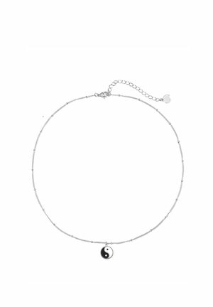 Die silberne Kettenhalskette verfügt über einen Yin-Yang-Anhänger. Die Kette ist zart mit kleinen Perlen, und der Anhänger ist schwarz und weiß mit einer glänzenden Oberfläche.