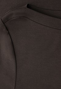 Dunkelbrauner Stoff mit glatter Textur. Verfügt über einen runden Ausschnitt und überlappende Kanten. Leicht dehnbar und weich.