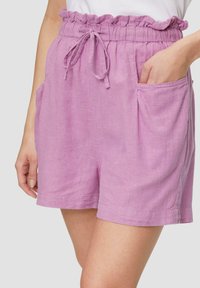 Shorts en lin mélangé rose clair avec une taille élastique froncée et un cordon de serrage. Présente deux poches latérales et une coupe décontractée.