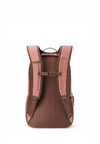 Mochila marrón y rosa con correas acolchadas, un cierre central y una superficie texturizada. Incluye un asa superior y un bolso lateral con cremallera.