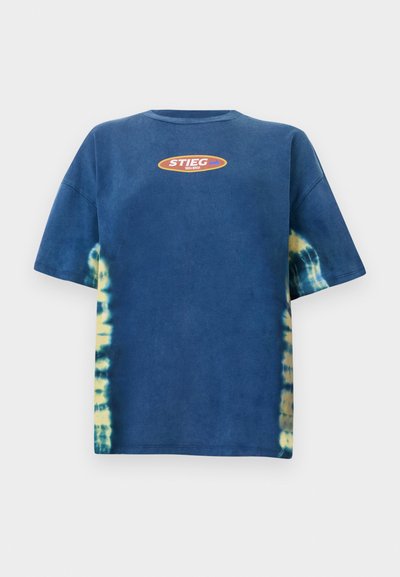 Modré tričko s krátkým rukávem ve stylu tie-dye, s kulatým výstřihem a žluto-oranžovým oválným logem se nápisem "STIEG" na přední straně.