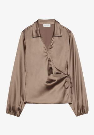 Bruine satin blouse met een V-hals, lange mouwen en een strikdetail op de taille. Bevat een kraag en een gladde, glanzende stoftextuur.