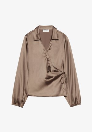 Braune Satinbluse mit V-Ausschnitt, langen Ärmeln und einer Bindung an der Taille. Hat einen Kragen und eine glatte, glänzende Stoffstruktur.
