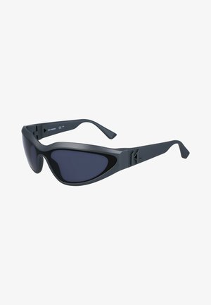 Occhiali da sole neri avvolgenti con lenti scure, caratterizzati da un design elegante e bracci testurizzati per una vestibilità sicura. Contrassegnati CE per garantire la qualità.