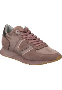 Zapatillas de ante marrón y malla con acentos beige, puntera redondeada, cierre de cordones y suela texturizada, que presenta un distintivo parche con el logo.