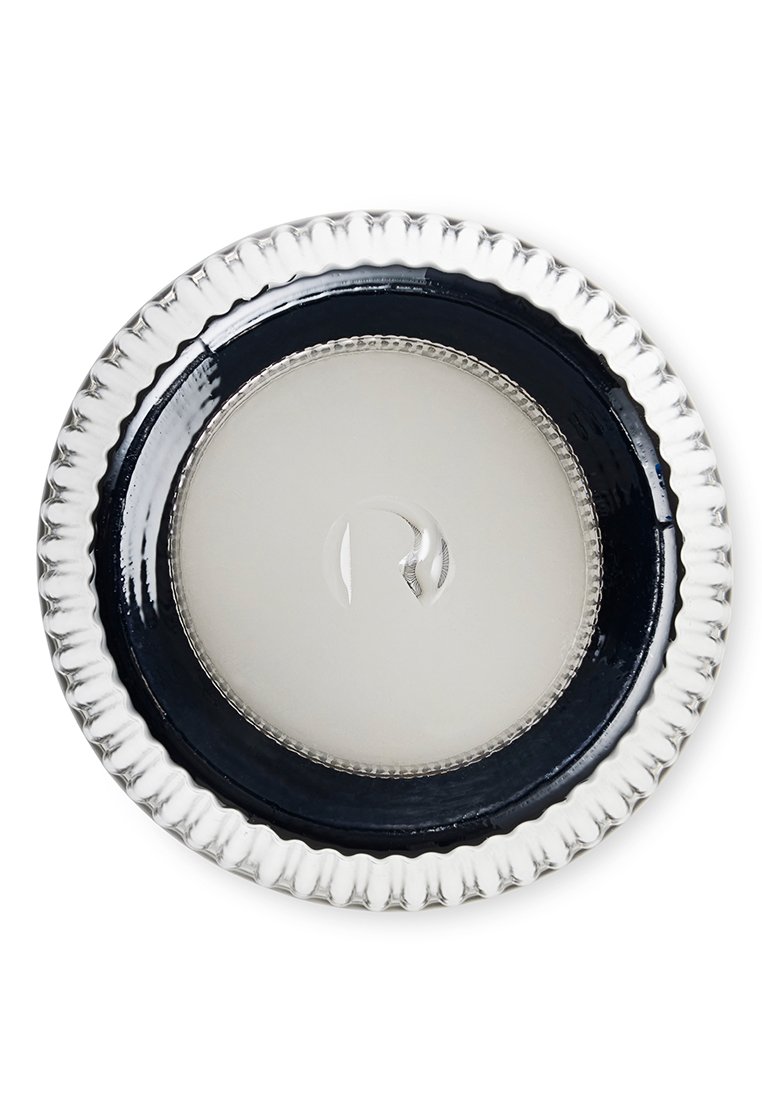 Runder Teller mit einem tiefblauen Rand und einer glänzenden silbernen Kante, der in der Mitte eine glatte weiße Fläche und einen subtilen strukturierten Akzent entlang des Randes aufweist.