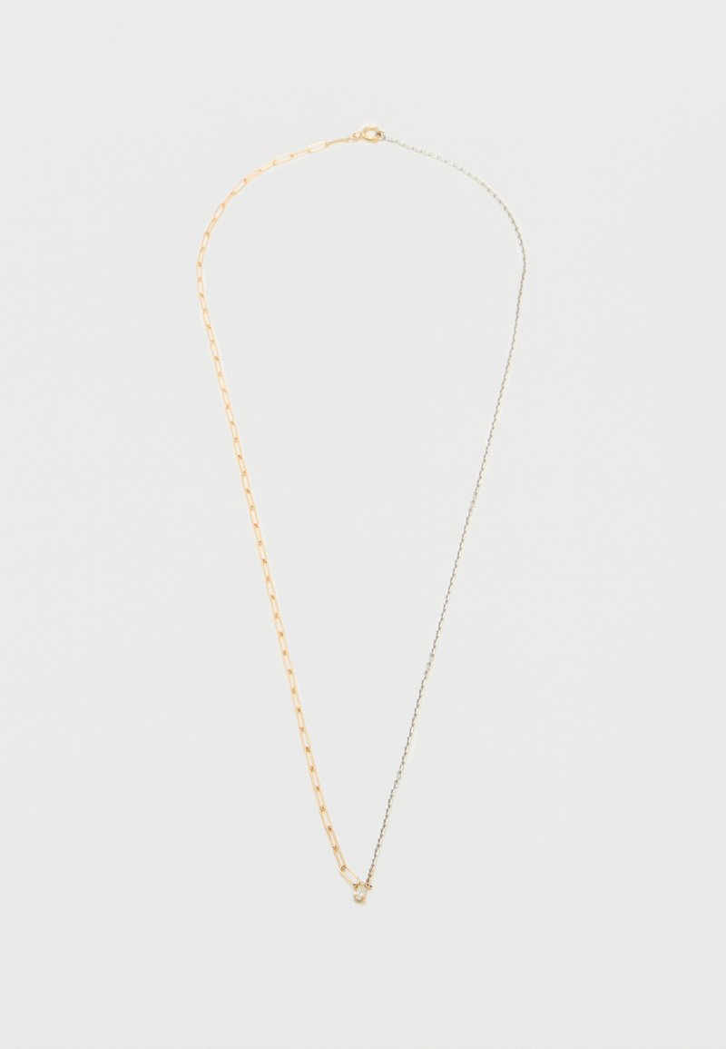 Κολιέ διχρωμίας με αλυσίδα από χρυ σό και αλυσίδα από ασήμι, με λεπτό σχέδιο και μικρή διακοσμητική χάντρα κοντά στο κούμπωμα.