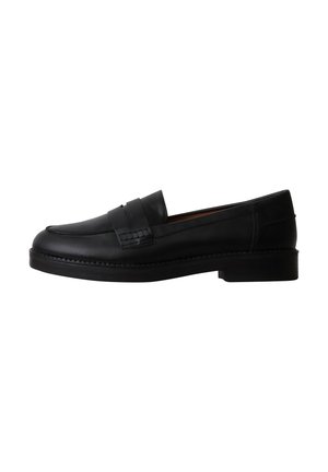 Mocassin en cuir noir avec petit talon, couture moc toe et détail de bride sur la tige, vu de profil sur fond blanc.
