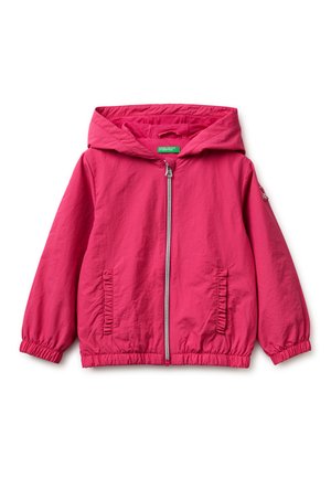 Felroze gewatteerde kinderjas met capuchon, voorzien van een rits aan de voorkant, twee zijzakken, elastische manchetten en een elastische zoom.