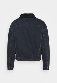 Mörk denimjacka med en fluffig krage. Har en kortad design, knappstängningar vid ärmsluten och subtila sömnadsdetaljer.