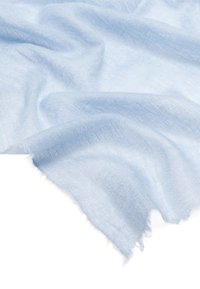 Jasnoniebieska, przejrzysta tkanina o miękkiej, lekko teksturowanej powierzchni. Krawędzie są nieobrobione, z postrzępionymi detalami, co nadaje delikatny wygląd.