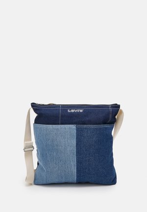 Denim Crossbody-Tasche mit hell- und dunkelblauen Einsätzen, weißem verstellbarem Trageriemen, Reißverschluss und Levi's-Logo im oberen vorderen Bereich.