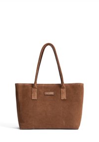 Sac cabas en daim marron avec deux poignées robustes, forme rectangulaire et étiquette logo centrée. Texture lisse, sans motifs ni éléments métalliques visibles.