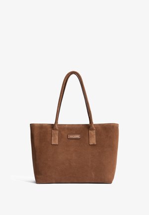 Sac cabas en daim marron avec deux poignées robustes, forme rectangulaire et étiquette logo centrée. Texture lisse, sans motifs ni éléments métalliques visibles.