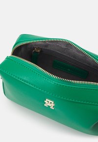 Tommy Hilfiger ESSENTIAL CAMERA BAG  - Borsa a tracolla - olympic green