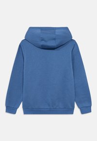 Sininen huppari, jossa pehmeä pinta, resorit hihansuissa ja helmassa. Varustettu kengurutaskulla ja tilavalla hupulla, jonka muotoilu on yksinkertainen.